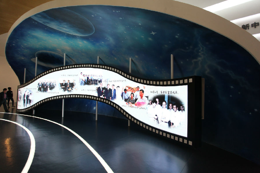 古城新貌，，，，，，，，918博天堂科技长卷誊写“大美宝安”