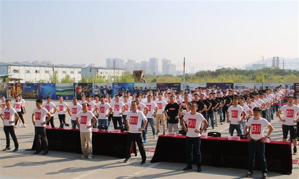 “腰部运动，，，，，准备，，，，，起!”