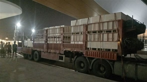 ▲加班加点，，，，，，，，连夜运货卸货