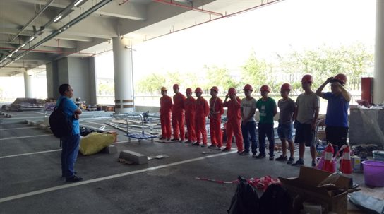 ▲无惧闷热，，，，，，，，同心协力攻项目